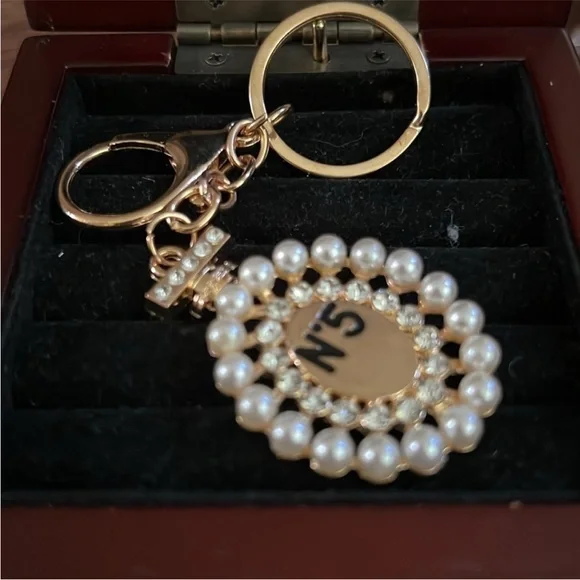 Lux Fashion Designer No 5 Gold and Pearl Bag Charm/Keychain - Picture 11 of 13